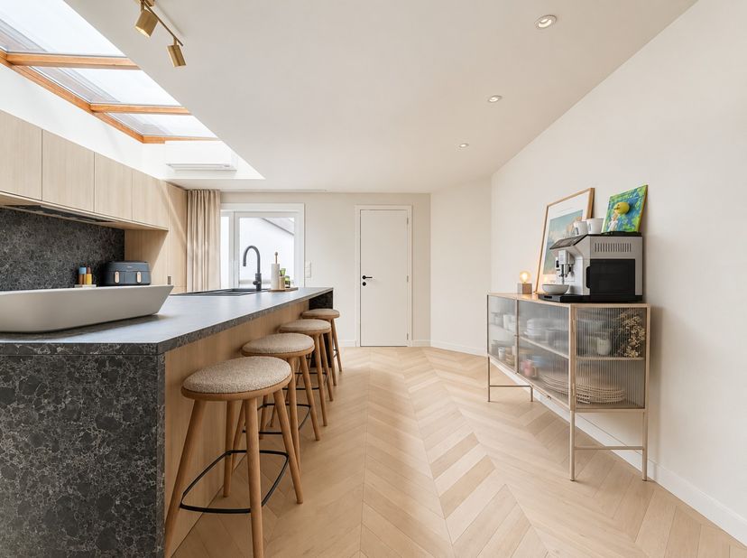 Deze instapklare woning werd in 2025 volledig gerenoveerd en is afgewerkt met alle hedendaagse comfort. De centrale, maar rustige ligging in Nieuwpoor