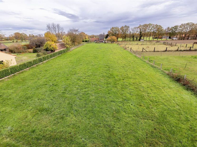 Te renoveren woning op een perceel van 3.955m²<br />
<br />
Deze twee woningen met afzonderlijk adres zijn rustig gelegen tussen de velden op fietsa