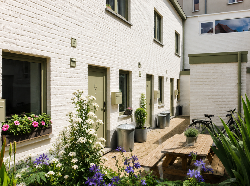 Deze karaktervolle beluikwoning geniet van een uitstekende ligging vlakbij de Rozemarijnbrug, de Coupure en de Papegaaistraat. Dankzij de centrale loc