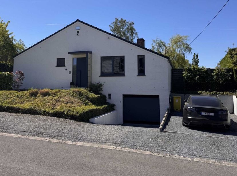 Deze prachtige bungalow (gelijkvloers), gelegen te midden van weelderig groen, op 10 minuten van de snelweg E411 en het centrum van Wavre, biedt 145 m