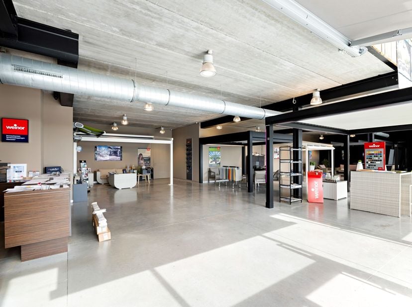Dit polyvalent bedrijfsgebouw bestaat op het gelijkvloers uit een showroom, bureelruimtes&amp;nbsp;en magazijnruimte met een oppervlakte van +/- 746 m². D
