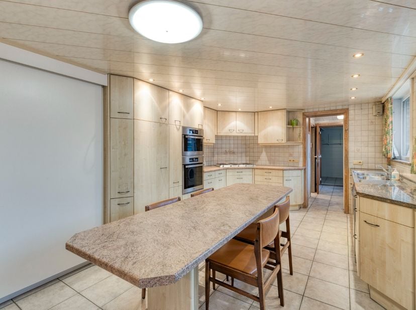 Deze ruime gesloten woning, gelegen in het centrum van Vladslo, beschikt over een voormalige handelsruimte die zich perfect leent voor uiteenlopende i