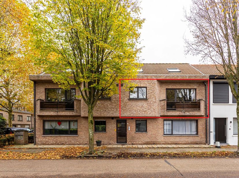 Bent u op zoek naar een appartement met 2 slaapkamers en voldoende buitenruimte in Brasschaat? Gevonden! <br />
Dit goed onderhouden appartement bevin