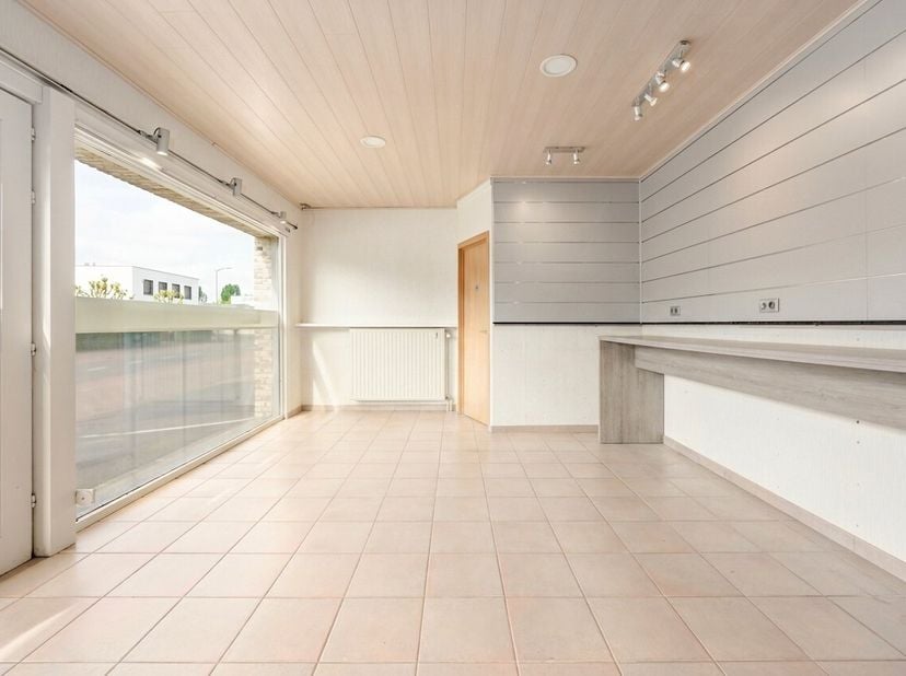 Handelswoning gelegen langs de Engelstraat te Ichtegem, op een strategische locatie met vlotte bereikbaarheid en nabijheid van tal van voorzieningen.
