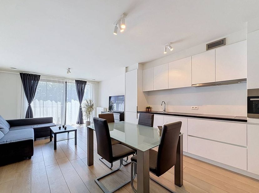 Dit tweeslaapkamer appartement op de 3e verdieping te huur bevindt zich in een nieuwbouw project in wijk Zurenborg, in de Tweelingenstraat, een zijstr