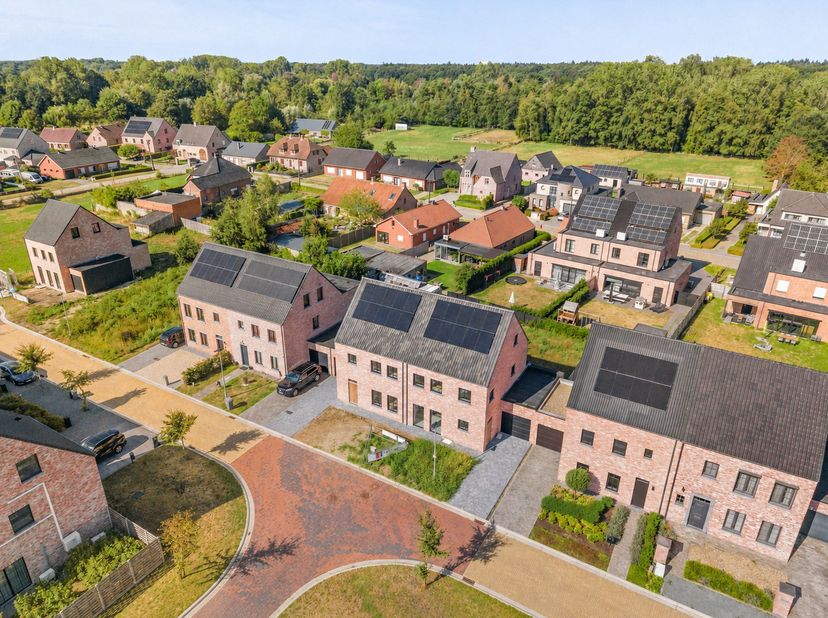 Deze moderne en energiezuinige woning combineert hedendaags wooncomfort met een hoogwaardige afwerking en bijzondere aandacht voor detail en duurzaamh