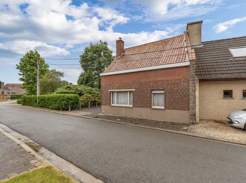 In de Grijsbulckstraat te Grammene bevindt zich deze volledig te renoveren woning met een bewoonbare oppervlakte van 106m² op een perceel van 224 m².<