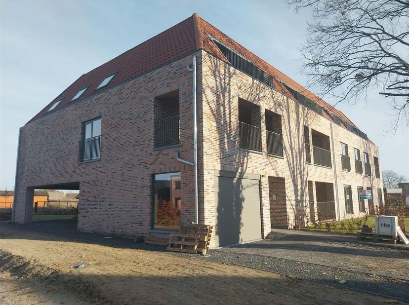 Ruim appartement op de eerste verdieping met 2 slaapkamers, op een unieke rustige ligging te Mol Achterbos.  Een ondergrondse autostaanplaats is inbeg