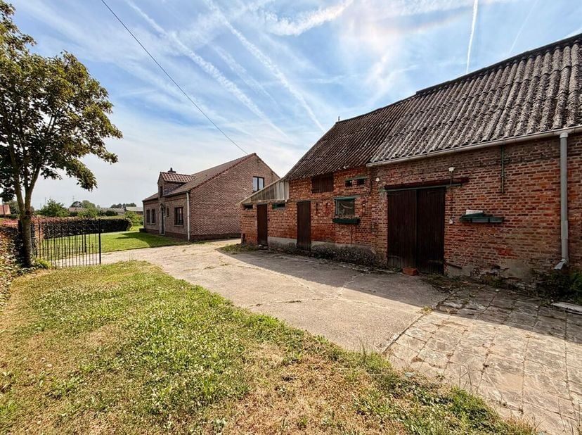 Deze vrijstaande woning met verschillende stalgebouwen en aanpalend weiland is gelegen op de hoek van de Landmolenstraat met de Korte Landmolenstraat.