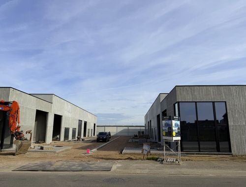                                         Entrepôt à vendre à Sint-Eloois-Vijve, € 345.000
