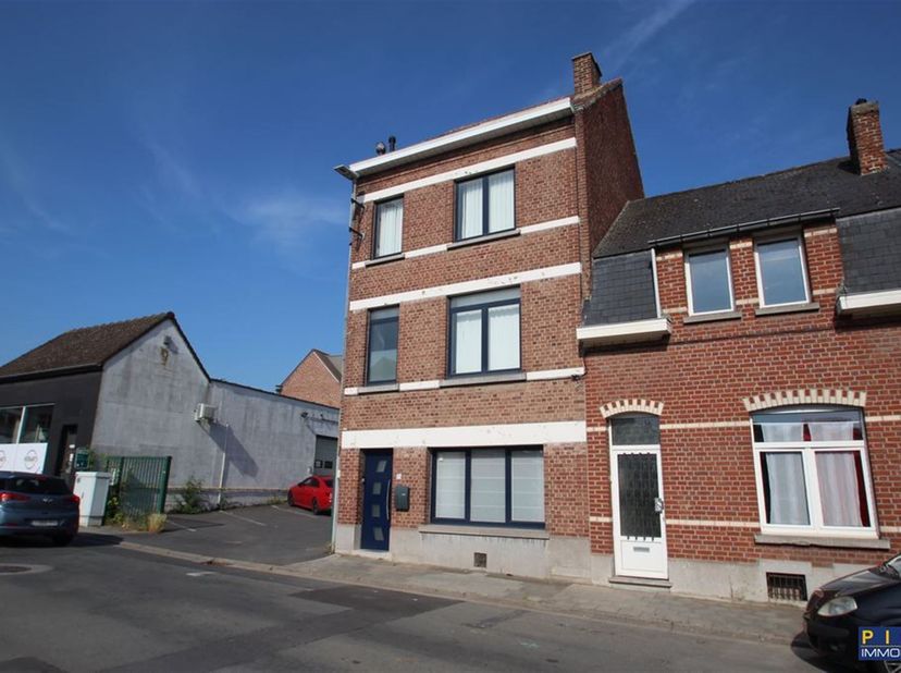 Agréable maison, située aux abords de la ville, 4 chambres, grand séjour avec cheminée (insert), possibilité usage mixte ( libéral au rez et habitatio
