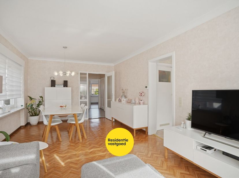 Kijkdag op zaterdag 23/05 - op afspraak!<br />
Dit instapklare appartement op de eerste verdieping geniet van een uitstekende ligging met vlotte berei