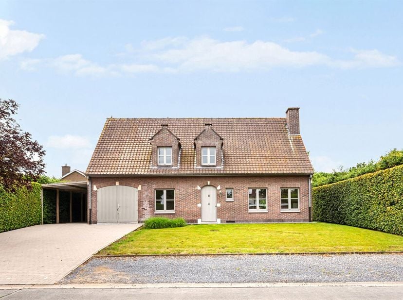 Te koop: ruime gezinswoning met 5 slaapkamers en prachtige tuin in Desselgem<br />
In de Schoendalestraat te Waregem bevindt zich deze ruime woning op