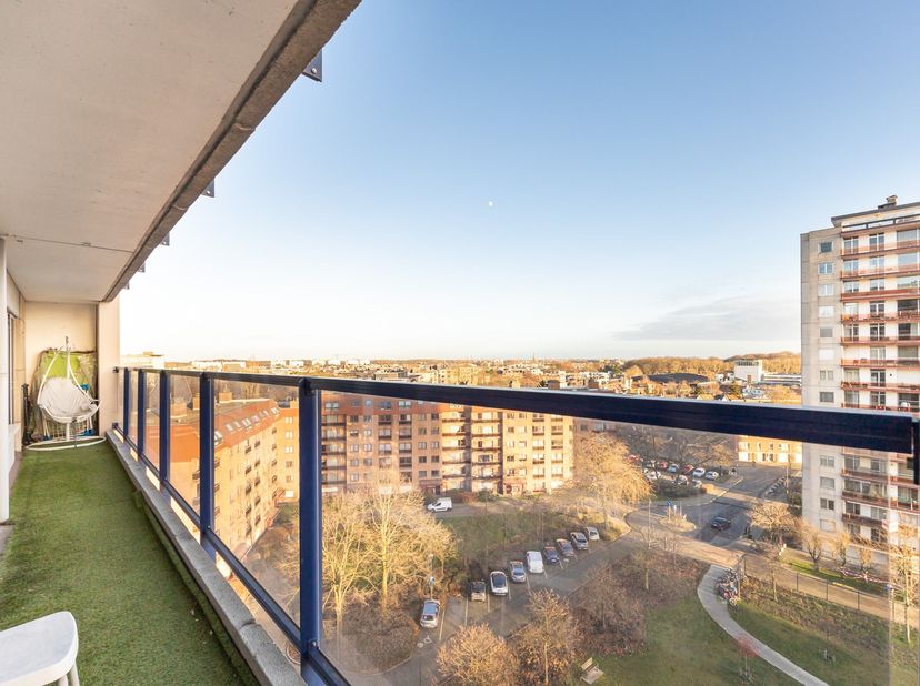Dit op te frissen appartement is gelegen op de 9de verdieping van een verzorgd appartementsgebouw aan de Potvlietlaan in Berchem en geniet van een pra