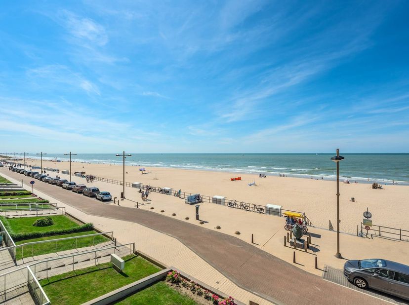 Studio magnifiquement rénové avec coin chambre et vue frontale sur la mer à vendre à Middelkerke, Zeedijk 259. Ce studio prêt à emménager est situé au