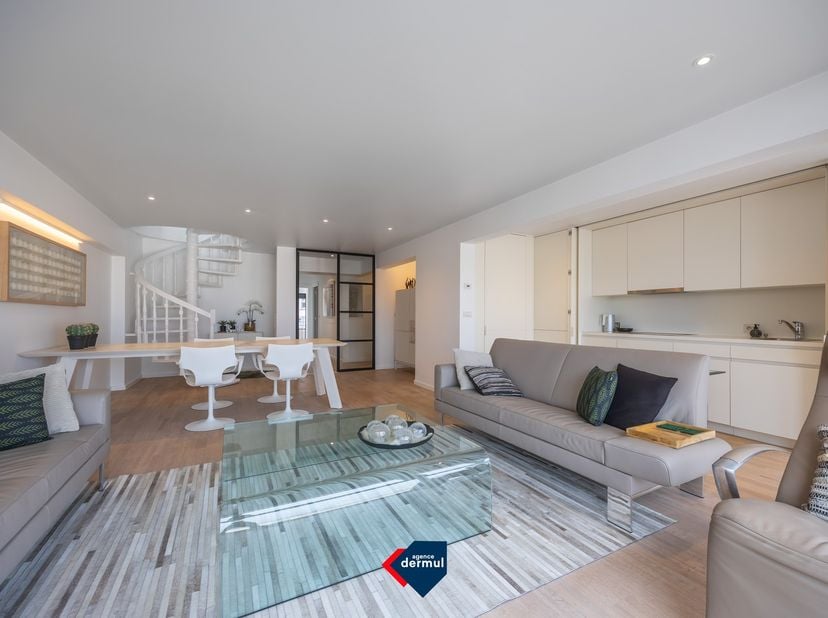Op zoek naar ruimte, comfort én zeezicht in het hart van Oostende? Dit instapklaar duplex appartement in Residentie Monaco combineert een uitzonderlij
