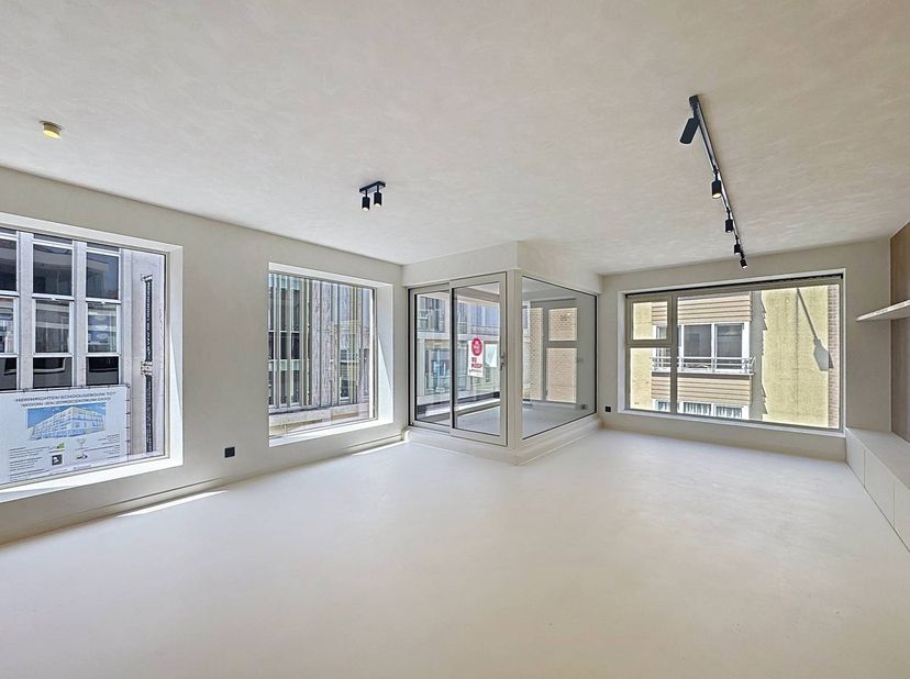 Langs de Kursaalstraat te Heist vinden we dit luxueus gerenoveerde appartement te koop. Het bevindt zich in een volledig vernieuwd, kleinschalig gebou