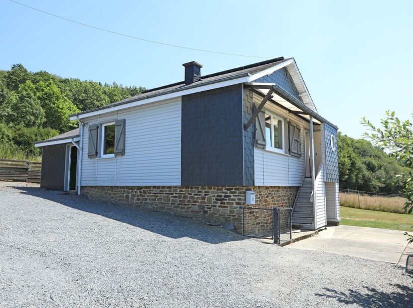 Aangename chalet op een terrein van 457 m², gelegen in het dorp Dohan, deelgemeente van Bouillon-sur-Semois.<br />
Het dorp , doorkruist door de Semo