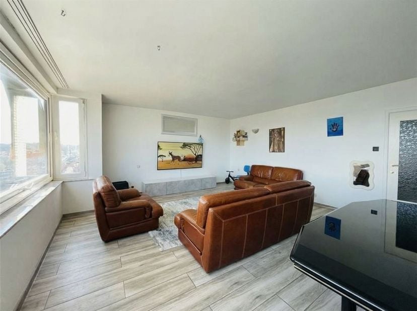 Au 10ème étage d'une agréable résidence, avec le panorama et la luminosité qui en découlent, voici un appartement 2 chambres de + de 90m2 à 5 minutes