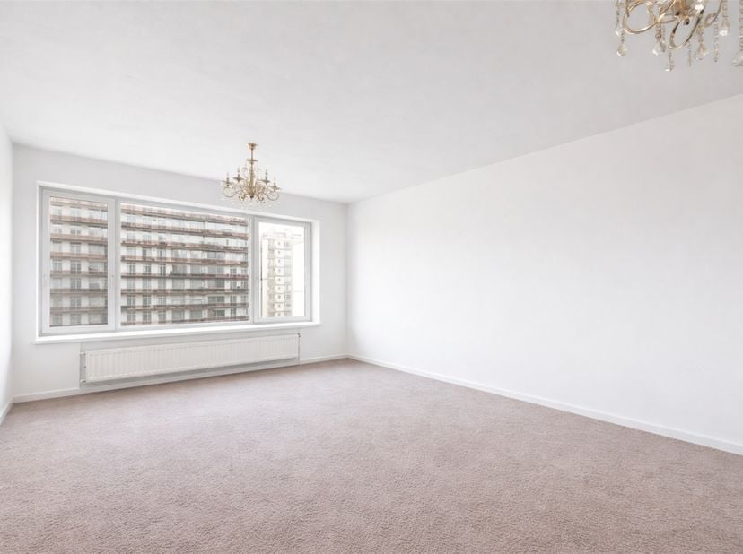 Dit op te frissen appartement is gelegen op de 9de verdieping van een verzorgd appartementsgebouw aan de Potvlietlaan in Berchem en geniet van een pra
