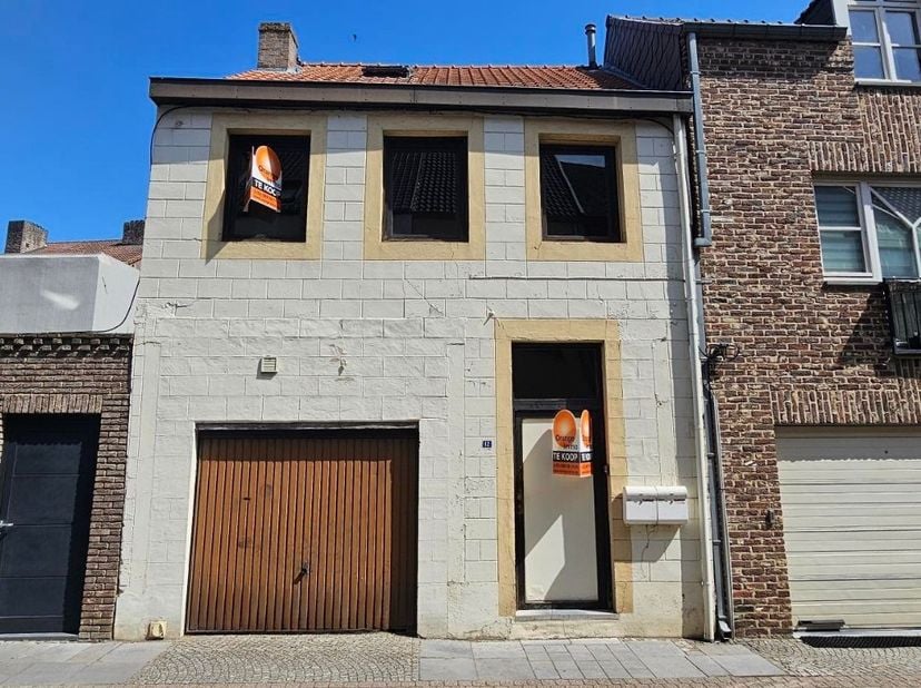 Ruime woning met 4 slaapkamers en garage in het centrum van Maaseik<br />
<br />
Deze woning beschikt op het gelijkvloers over een inkomhal, een hande