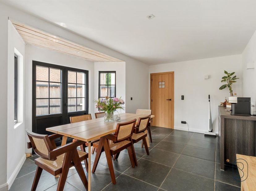 TE KOOP: Knap gerenoveerde woning met 3 à 4 slk op een perceel van 795m²!<br />
<br />
Deze ruime gezinswoning werd de voorbije jaren grondig gereno