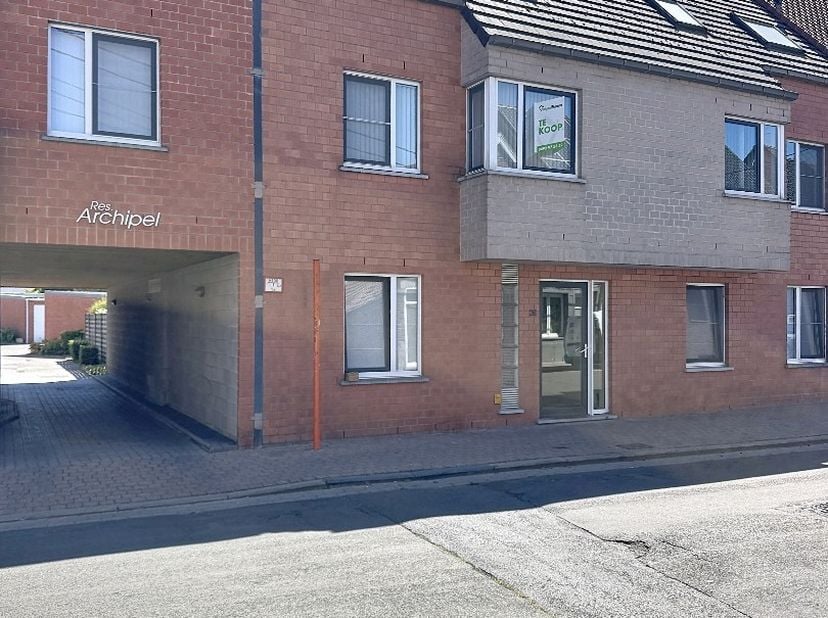 Dit instapklaar appartement  is gelegen op de eerste verdieping en bestaat uit: lift - inkomhal - living met aansluitend groot zonneterras - keuken -