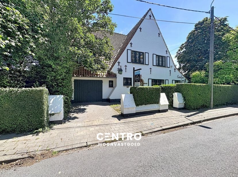 Charmante villa met 3 slpks (tot 6 slpks mogelijk), garage en tuin met zwembad op residentiële ligging te Roeselare!<br />
<br />
INDELING:<br />
Geli