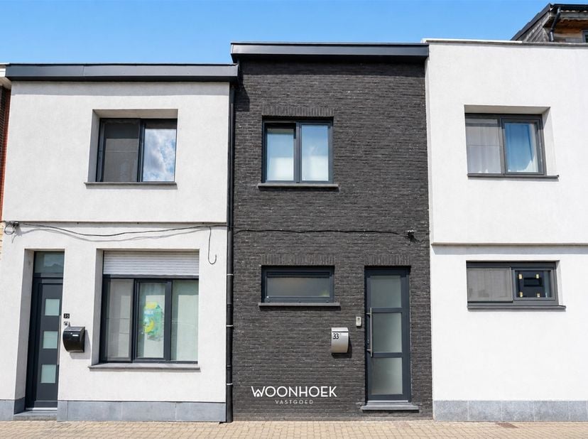 Cette maison soignée allie un agencement pratique à de nombreux apports de lumière et à des espaces de vie confortables. Avec ses quatre chambres et s
