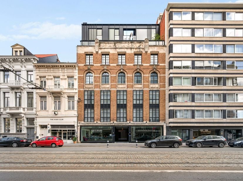 Ce triplex unique a été conçu par Vincent Van Duysen et entièrement rénové en 2010, alliant parfaitement authenticité et confort contemporain.<br />
E