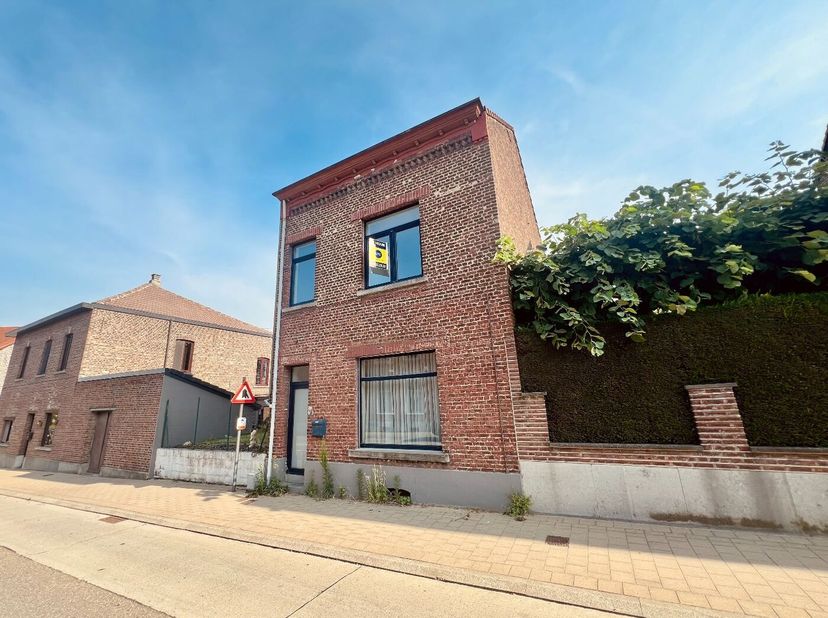 Deze rijwoning werd gerenoveerd met respect voor de authentieke elementen. De woning is gelegen in het gezellige Hoegaarden. Alle lokale benodigdheden