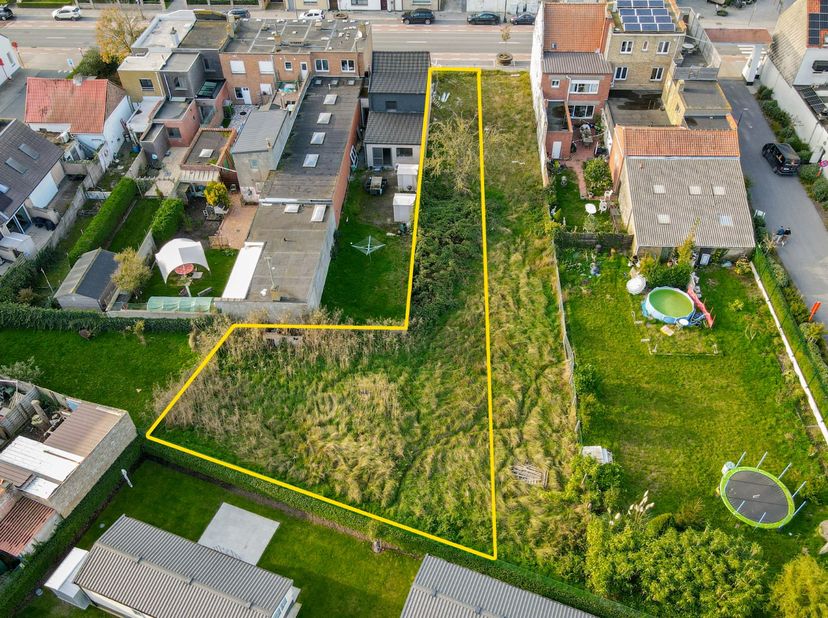 Langs de Lombardsijdelaan tussen Middelkerke en Nieuwpoort is dit perceel bouwgrond gelegen en wordt, onder voorbehoud van opsplitsing, aangeboden in