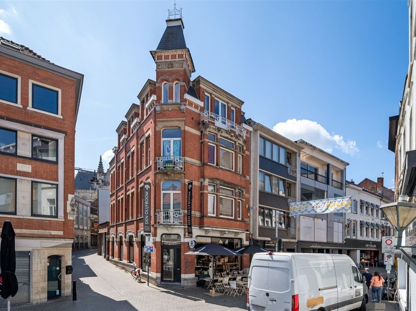 Bent u op zoekt naar de perfecte investering in het stadscentrum van Aalst? Zoek niet verder!<br />
Dit pand is gelegen op hoek van de Molenstraat me