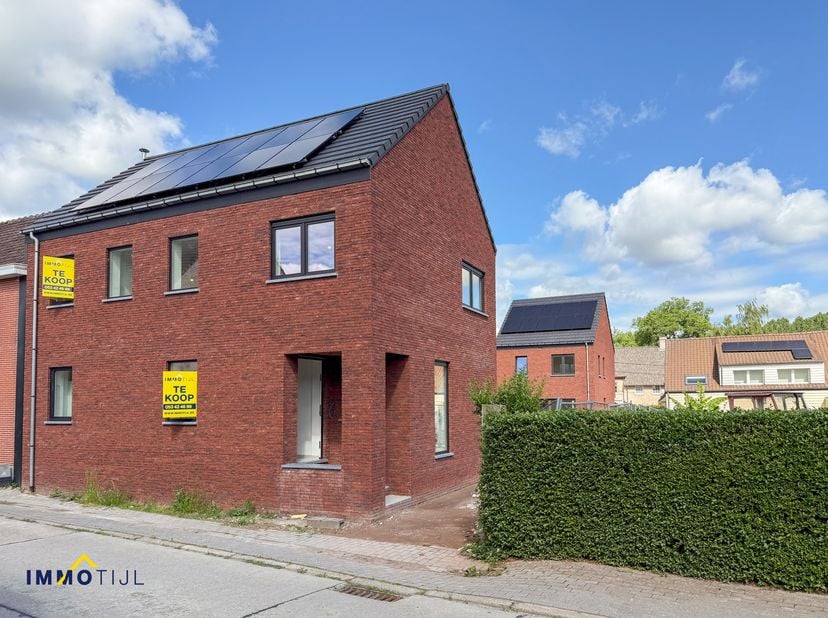 Nieuwbouwwoning (6% BTW mogelijk) met 3 slaapkamers, oprit en tuin in Erpe-Mere!<br />
Deze instapklare nieuwbouwwoning combineert hedendaags comfort,