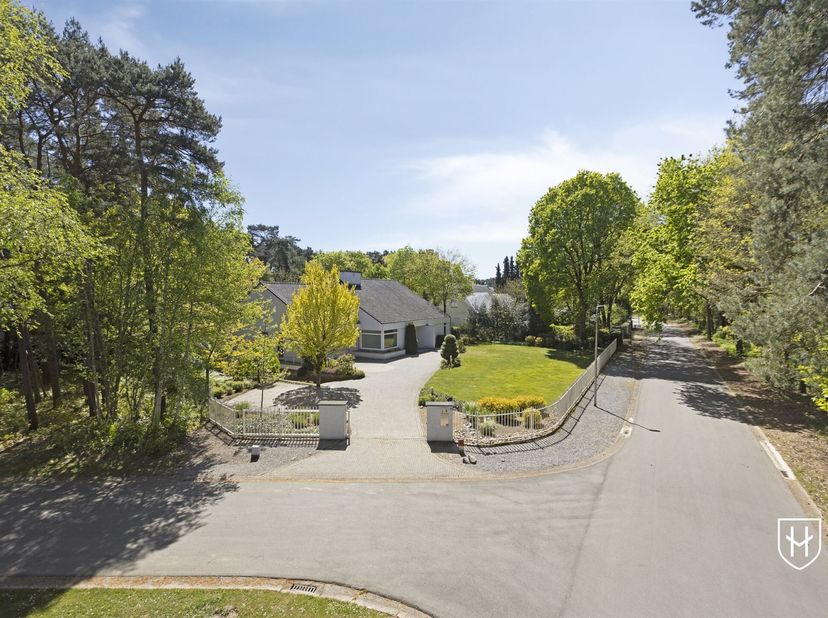 Exclusief wonen op een uitzonderlijke locatie, recht tegenover het prachtige Nationaal Park Hoge Kempen.<br />
Deze stijlvolle villa met binnenzwemba