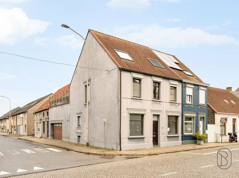 Halfopen bebouwing met dubbele garage gelegen aan het Enameplein in Oudenaarde.<br />
Deze woning biedt een aangename combinatie van ruimte en functio