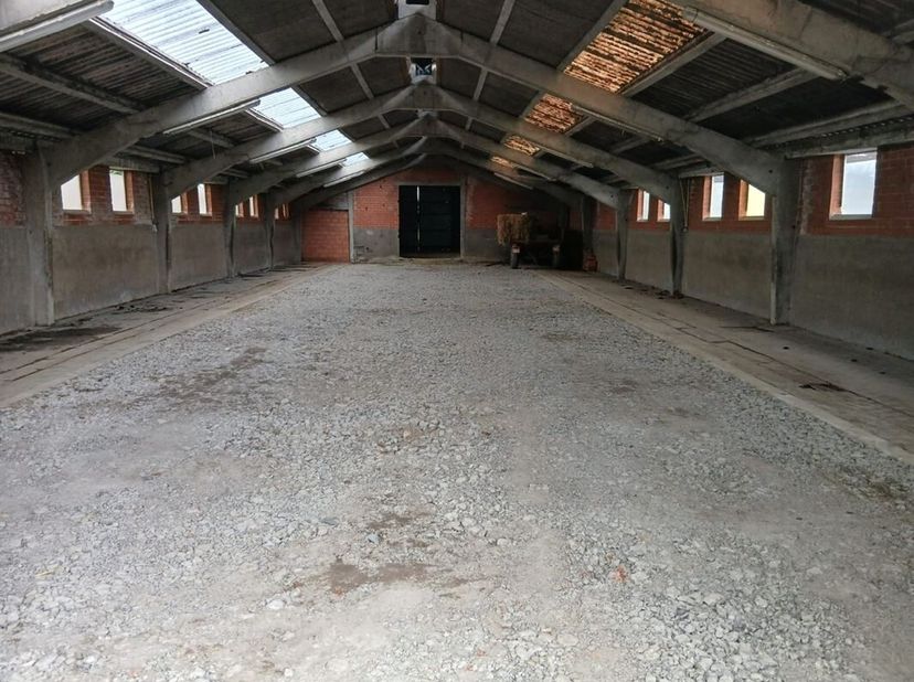 Hangar van 360 m² te huur in Bury.<br />
Hij wordt momenteel gerenoveerd.<br />
Afmetingen : 30X 12m<br />
Deur : 3X 3,08 m<br />
Maandelijkse huur: €