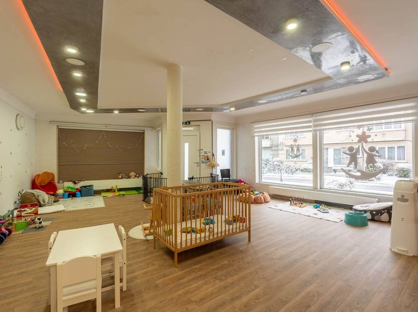 Cet établissement commercial est idéalement situé près du cœur de Hasselt, à moins d'un kilomètre du centre-ville. <br />
<br />
Grâce à sa proximité