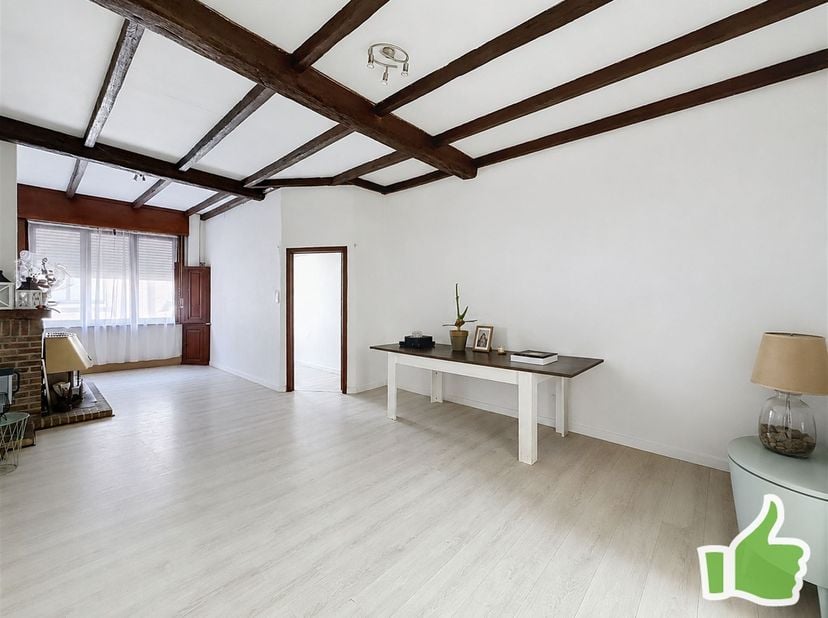 Située en plein centre-ville de Mouscron, cette maison offre un emplacement idéal à proximité immédiate des commerces, écoles, transports et commodité