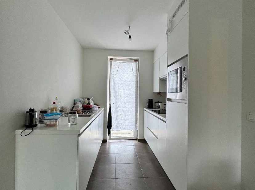 Dit appartement (C1.1) is gelegen op de 1ste verdieping in de Residentie Brouwershof te Westrozebeke (Staden) en bestaat uit: inkomhal - toilet - badk