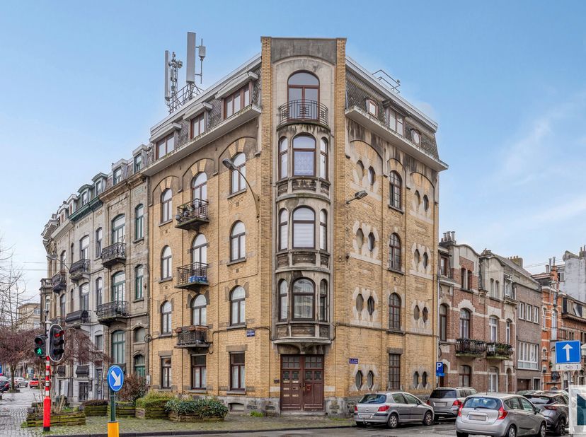 Découvrez ce splendide appartement de plain-pied, aménagé de façon pratique et d'une superficie spacieuse de 131m², idéalement situé près du parc verd