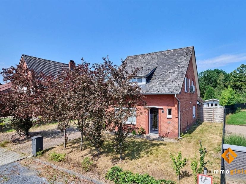 Deze charmante woning is gelegen in een rustige straat, op een ruim en groen perceel van 17 are. <br />
Indeling gelijkvloers: inkomhal, keuken, woonk