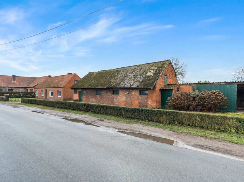 LOKEREN - Te renoveren woning met bijgebouwen op +- 6700m²<br />
Bent u op zoek naar een eigendom met karakter, ruimte en potentieel? Dan is deze te r