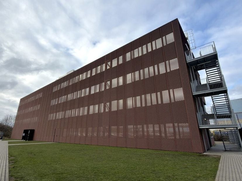 Ontdek deze instapklare kantoren te huur in Hoboken, gelegen in de industriezone aan de Adolf Greinerstraat. Dankzij de strategische ligging tussen de