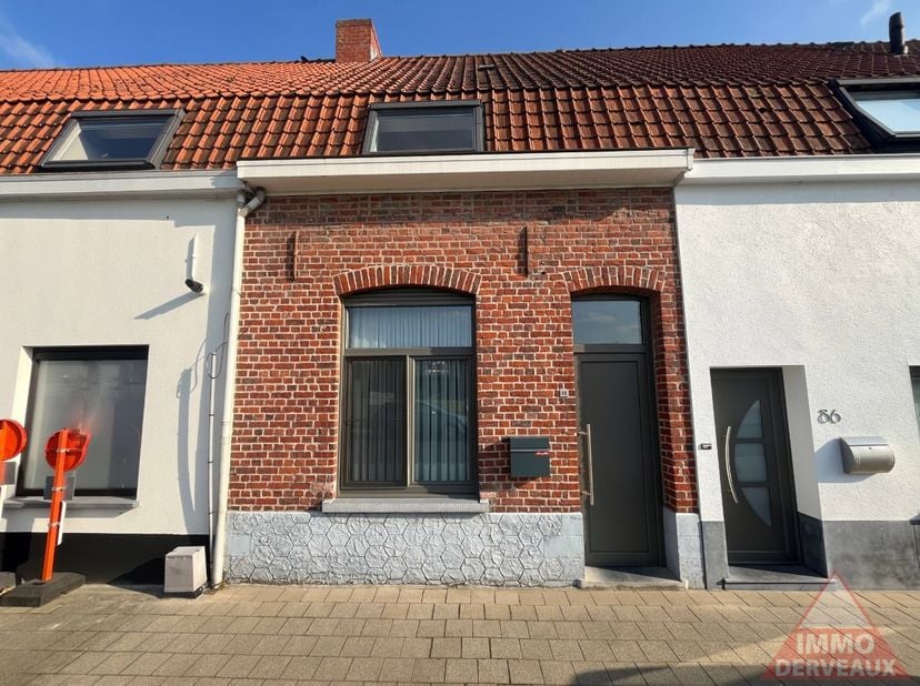 Deze gezellige woning bevindt zich in het centrum van Ledegem, op wandelafstand van winkels, scholen en openbaar vervoer. Dankzij de centrale ligging