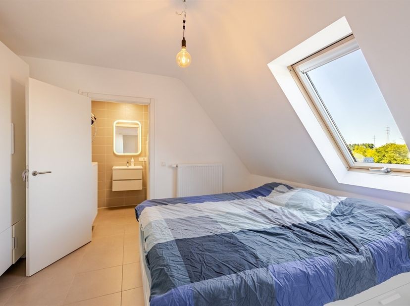 Dit lichtrijke duplexappartement, gelegen in een doodlopende straat, combineert een slimme indeling met kwalitatieve afwerking en een uitstekende ligg