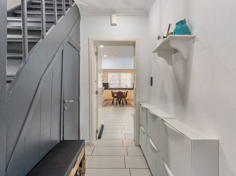 Cette maison rénovée, située sur un terrain de 3 hectares et 45 acres, offre une combinaison idéale de paix et de proximité de la vie urbaine de Genk.