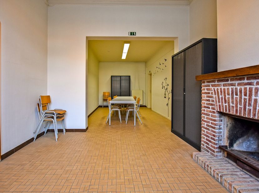 Ben je op zoek naar een ruime woning met eindeloze mogelijkheden in het centrum van Veurne? Dan is dit jouw kans! Deze te renoveren woning biedt een z
