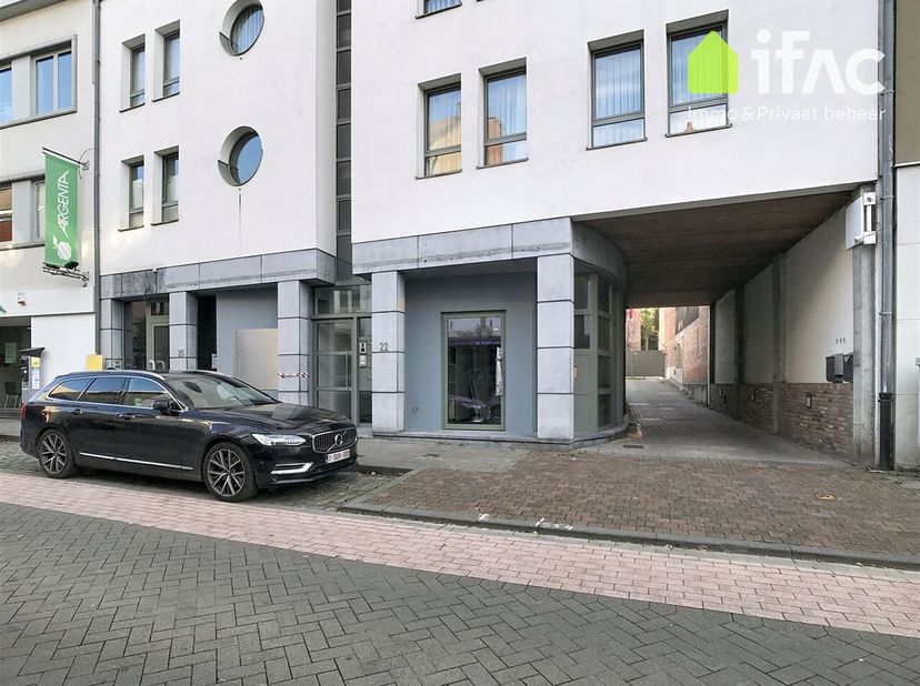 Te huur: Commercieel pand van ca. 270 m² (gedeeltelijk gelijkvloers, gedeeltelijk 1e verdieping) in het centrum van Tervuren, met mogelijkheid om park