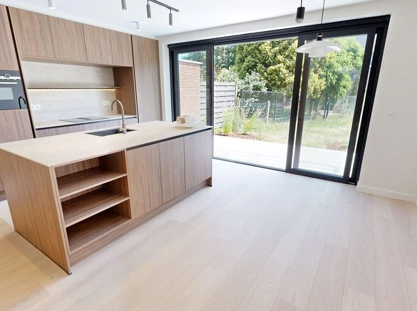 Appartement 0001 met 3 slaapkamers is een lichtrijk en energiezuinig duplex appartement met een ruim privatief terras en aangename privé-tuin. Dankzij